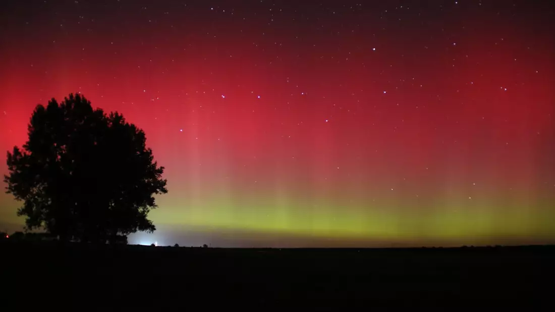 Schwarz, rot, gold? Polarlichter in Fischbeck in Sachsen-Anhalt erinnern an die Deutschlandflagge. - Bild: Cevin Dettlaff/dpa