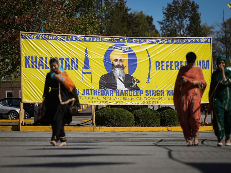 Ein Foto des getöteten Hardeep Singh Nijjar ist vor dem Sikh-Kulturzentrum zu sehen, wo Nijjar im Juni erschossen wurde. - Foto: DARRYL DYCK/The Canadian Press/AP/dpa