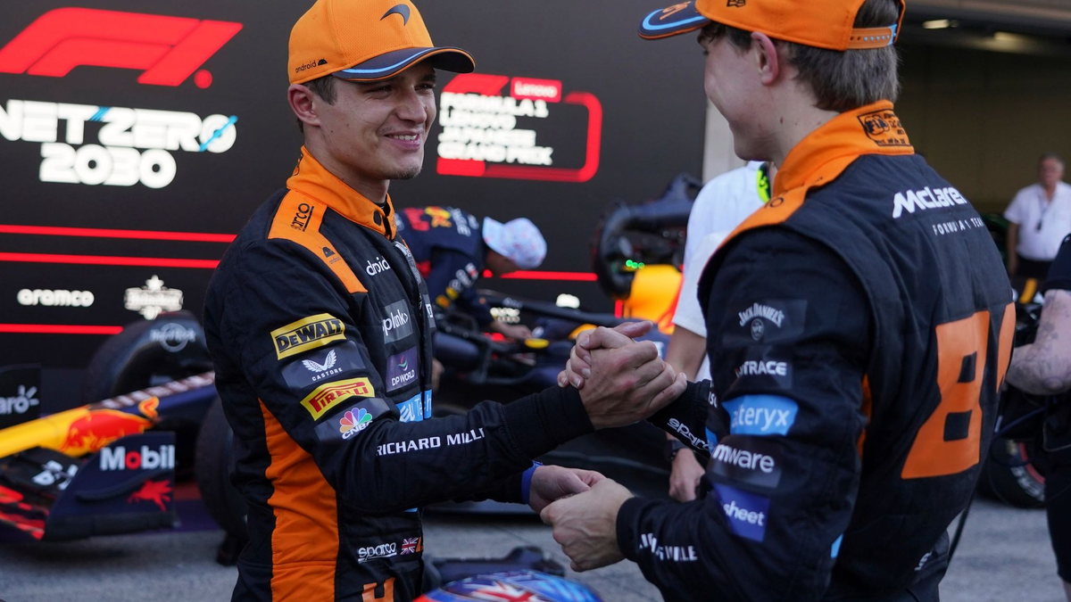 Die McLaren-Piloten Lando Norris (l) und Oscar Piastri belegten in Suzuka die Plätze zwei und drei. - Foto: Toru Hanai/AP