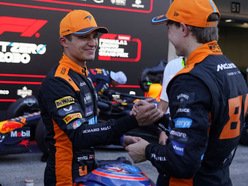 Die McLaren-Piloten Lando Norris (l) und Oscar Piastri belegten in Suzuka die Plätze zwei und drei. - Foto: Toru Hanai/AP