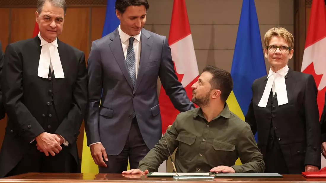 Kanadas Parlamentspräsident Anthony Rota (l-r), Premierminister Justin Trudeau, der ukrainische Präsident Wolodymyr Selenskyj und Raymonde Gagne, Sprecherin des kanadischen Senats, haben sich Ottawa für Gespräche getroffen. - Bild: Patrick Doyle/The Canadian Press/AP/dpa