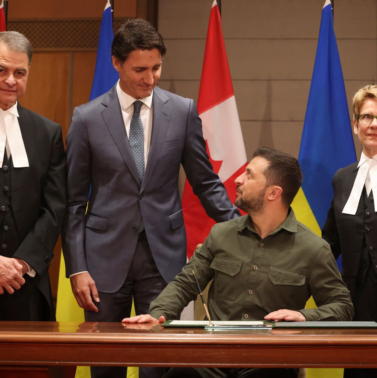 Kanadas Parlamentspräsident Anthony Rota (l-r), Premierminister Justin Trudeau, der ukrainische Präsident Wolodymyr Selenskyj und Raymonde Gagne, Sprecherin des kanadischen Senats, haben sich Ottawa für Gespräche getroffen. - Foto: Patrick Doyle/The Canadian Press/AP/dpa