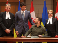 Kanadas Parlamentspräsident Anthony Rota (l-r), Premierminister Justin Trudeau, der ukrainische Präsident Wolodymyr Selenskyj und Raymonde Gagne, Sprecherin des kanadischen Senats, haben sich Ottawa für Gespräche getroffen. - Foto: Patrick Doyle/The Canadian Press/AP/dpa