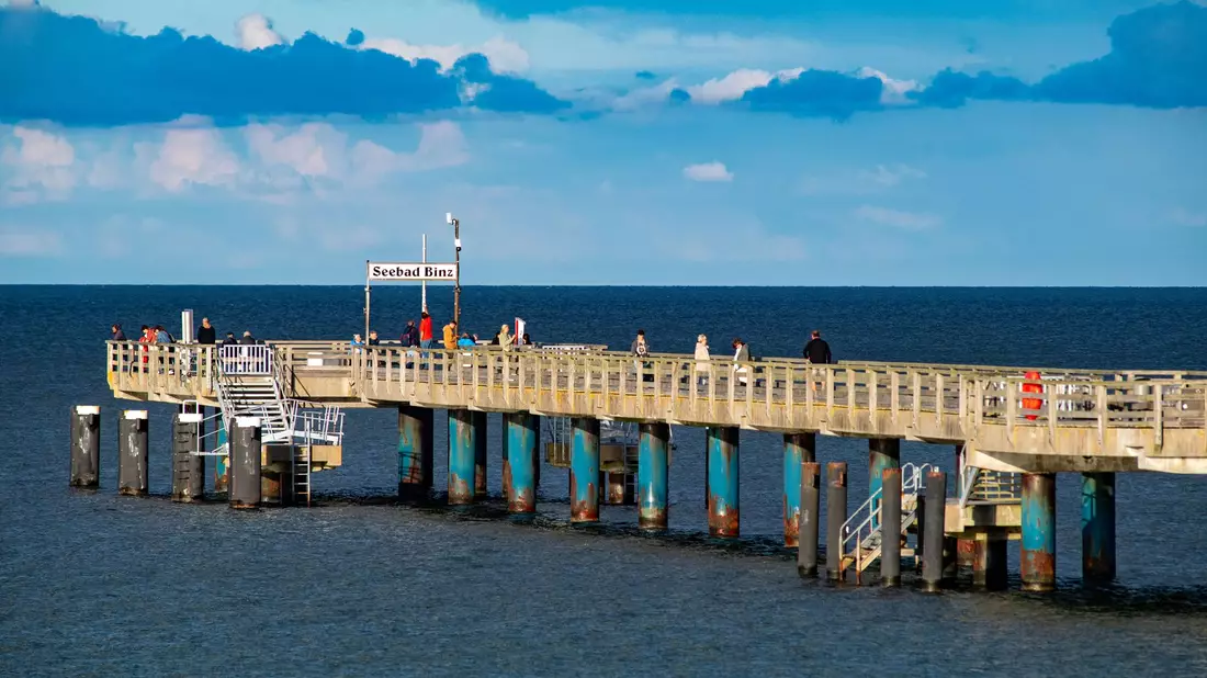 Mit Blick auf den Klimawandel erwartbar: Die Ostsee ist mit 16,8 Grad insgesamt etwa 0,4 Grad wärmer als das langjährige Mittel. - Bild: Stefan Sauer/dpa