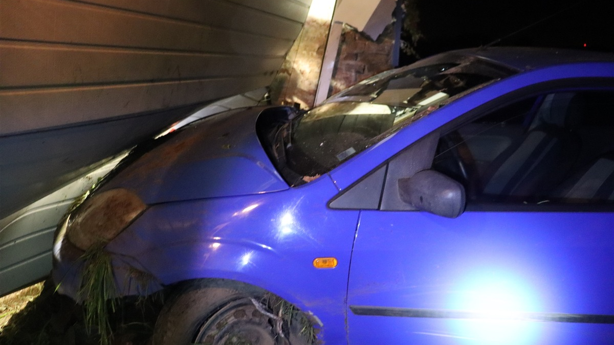 POL-HF: Verkehrsunfall - Fahrer fährt unter Alkoholeinfluss - Foto: presseportal.de