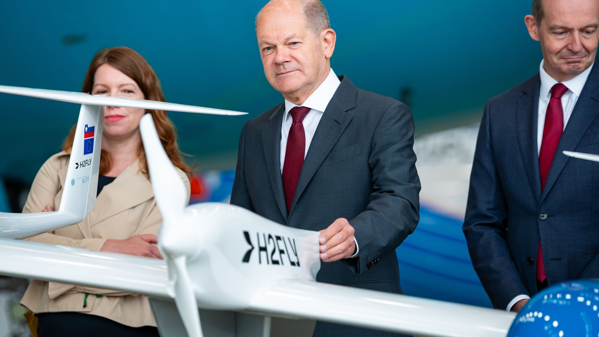 Er sei überzeugt, dass der Luftfahrtstandort Deutschland eine «sehr gute Zukunft» habe, sagt Kanzler Scholz bei der Nationalen Luftfahrtkonferenz in Hamburg. - Foto: Jonas Walzberg/dpa