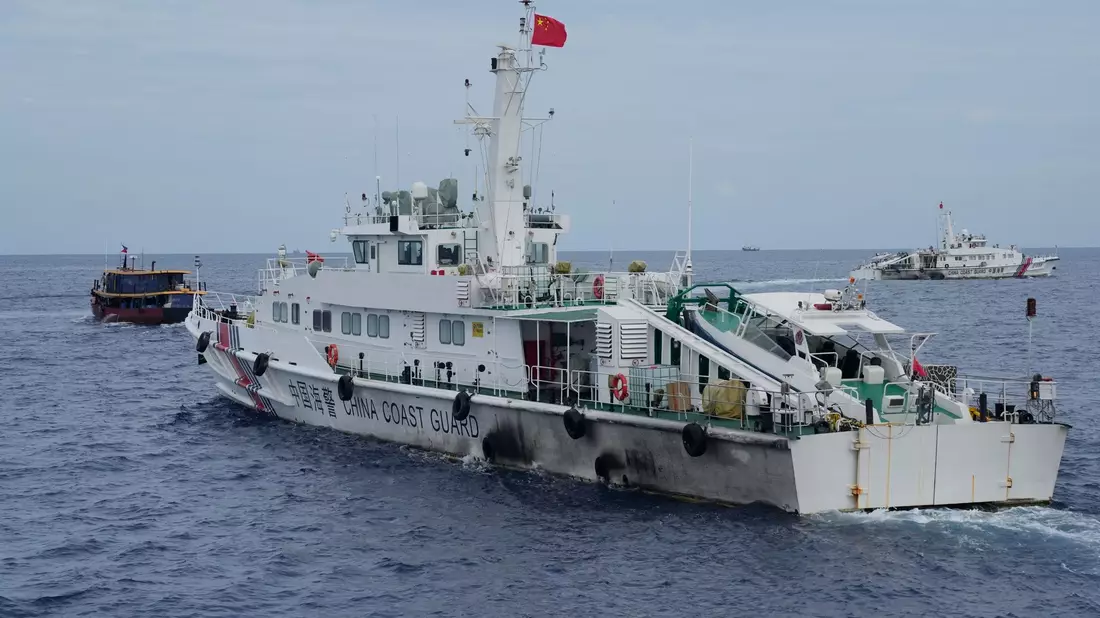 China und die Philippinen haben nicht zum ersten Mal Ärger: Ein Schiff der chinesischen Küstenwache versucht hier im August, einem philippinischen Versorgungsschiff (l) den Weg zu versperren. - Bild: Aaron Favila/AP