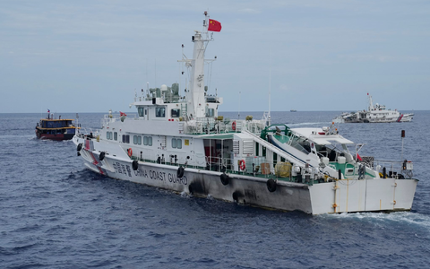 China und die Philippinen haben nicht zum ersten Mal Ärger: Ein Schiff der chinesischen Küstenwache versucht hier im August, einem philippinischen Versorgungsschiff (l) den Weg zu versperren. - Foto: Aaron Favila/AP