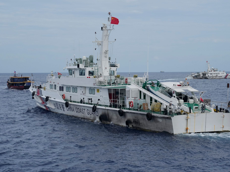 China und die Philippinen haben nicht zum ersten Mal Ärger: Ein Schiff der chinesischen Küstenwache versucht hier im August, einem philippinischen Versorgungsschiff (l) den Weg zu versperren. - Foto: Aaron Favila/AP