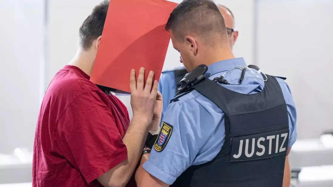 Der Angeklagte soll die 14-Jährige in einem Waldstück bei Langgöns im Landkreis Gießen versucht haben, zu vergewaltigen und soll sie schließlich erwürgt habe. - Bild: Boris Roessler/dpa