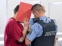 Der Angeklagte soll die 14-Jährige in einem Waldstück bei Langgöns im Landkreis Gießen versucht haben, zu vergewaltigen und soll sie schließlich erwürgt habe. - Foto: Boris Roessler/dpa