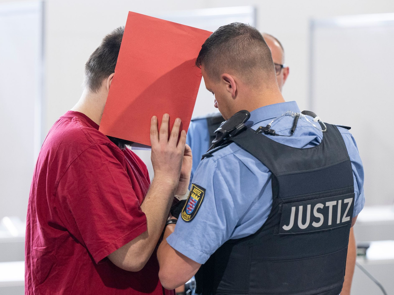 Der Angeklagte soll die 14-Jährige in einem Waldstück bei Langgöns im Landkreis Gießen versucht haben, zu vergewaltigen und soll sie schließlich erwürgt habe. - Foto: Boris Roessler/dpa