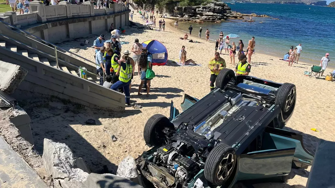 Ungewöhnlicher Anblick: Ein Auto liegt auf dem Dach am Strand von Balmoral Beach in Sydney. - Bild: Rachel Chappell/North Shore Mums/dpa