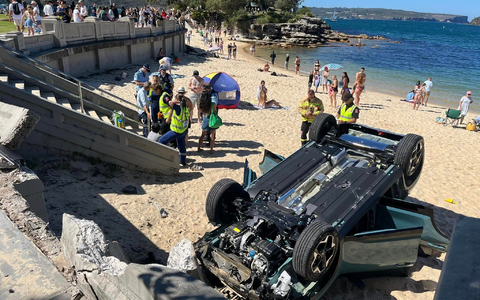 Ungewöhnlicher Anblick: Ein Auto liegt auf dem Dach am Strand von Balmoral Beach in Sydney. - Foto: Rachel Chappell/North Shore Mums/dpa