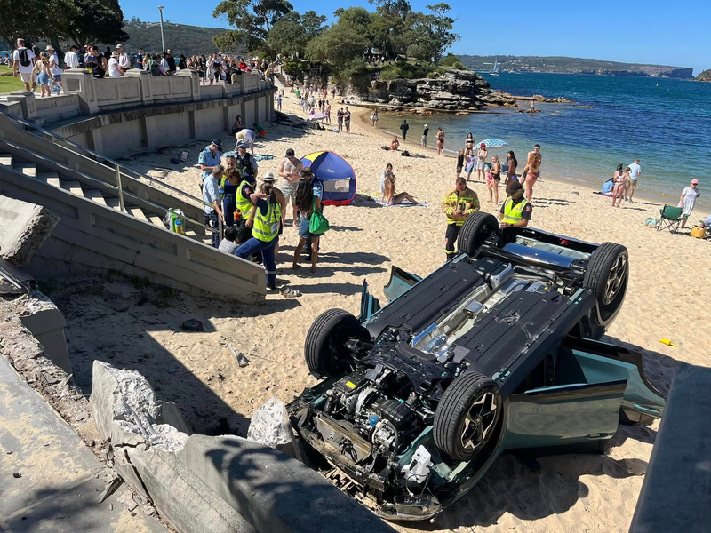 Ungewöhnlicher Anblick: Ein Auto liegt auf dem Dach am Strand von Balmoral Beach in Sydney. - Foto: Rachel Chappell/North Shore Mums/dpa