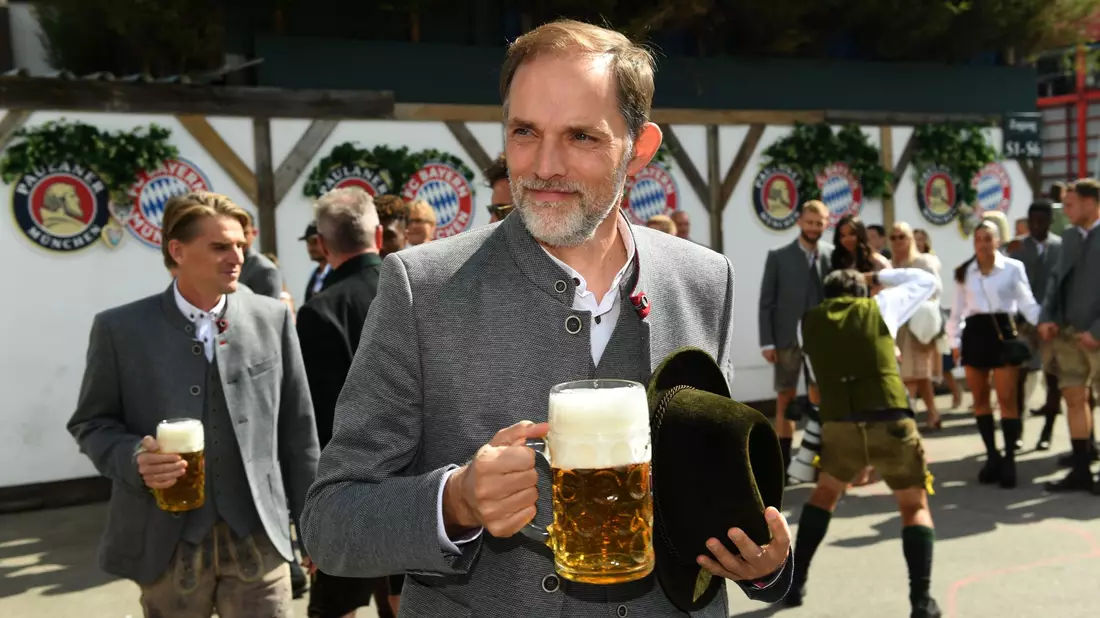 Bayern-Trainer Thomas Tuchel auf dem Oktoberfest. - Bild: Felix Hörhager/dpa