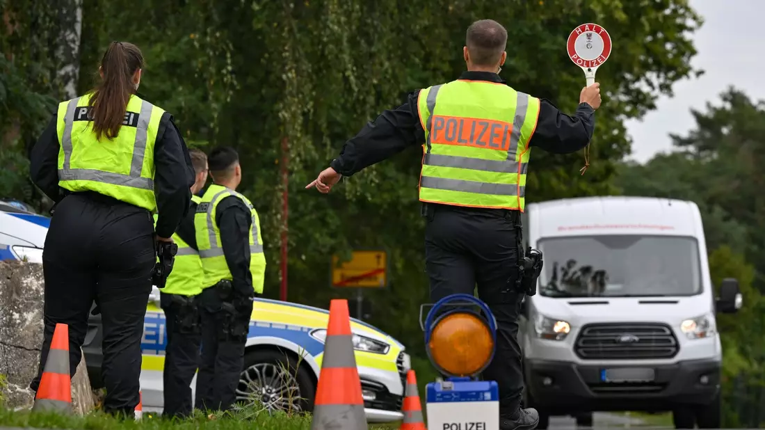 In der Grenzregion zu Polen werden immer wieder Migranten aufgegriffen. Grenzkontrollen sollen die Schleuserkriminalität verhindern. - Bild: Patrick Pleul/dpa