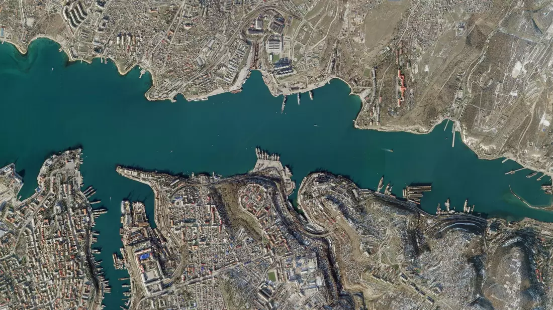 Blick auf die Hafenstadt Sewastopol mit dem Hafen der russischen Schwarzmeerflotte - noch vor dem Angriff. - Bild: -/Planet Labs PBC/dpa