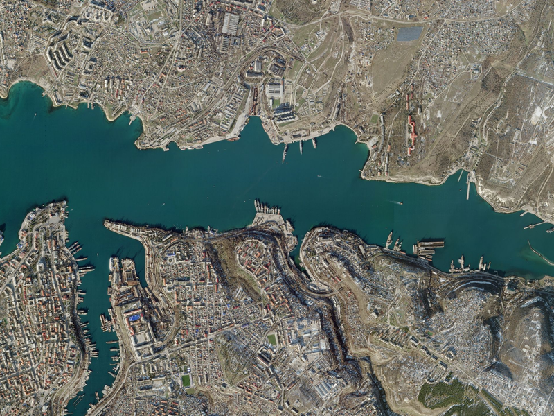 Blick auf die Hafenstadt Sewastopol mit dem Hafen der russischen Schwarzmeerflotte - noch vor dem Angriff. - Foto: -/Planet Labs PBC/dpa