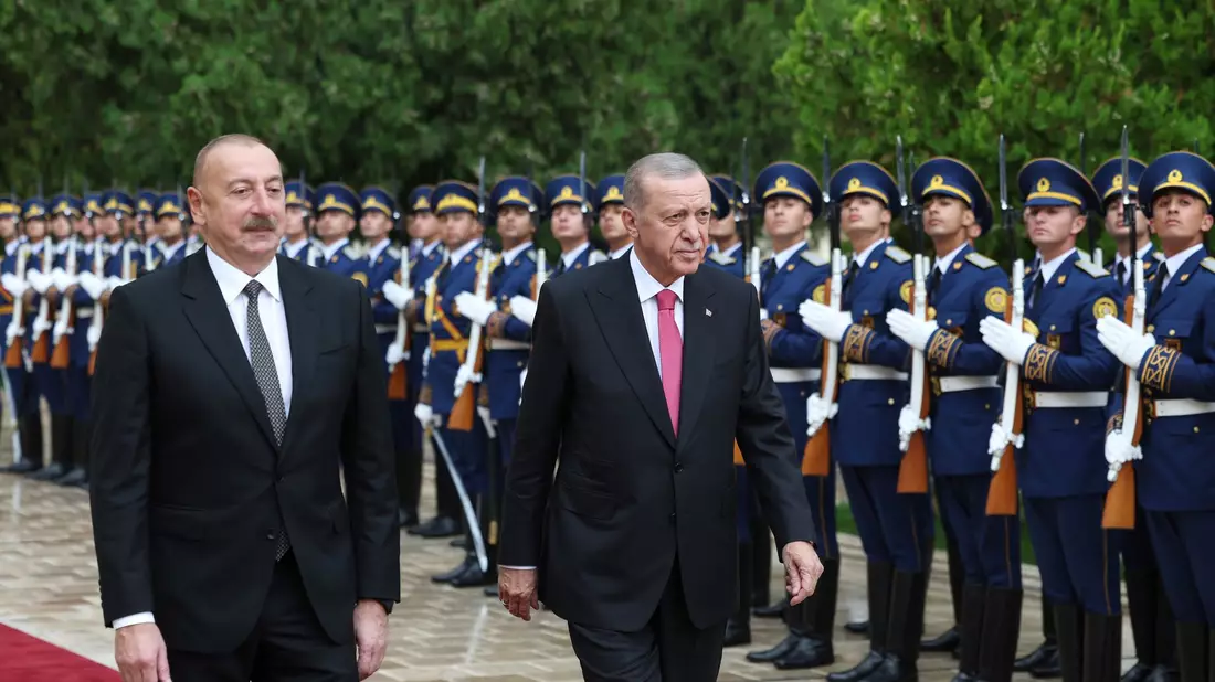 Aserbaidschans Präsident Ilham Aliyev (l) empfängt seinen türkischen Amtskollegen Recep Tayyip Erdogan in Nachtischewan. - Bild: ./Turkish Presidency/AP/dpa