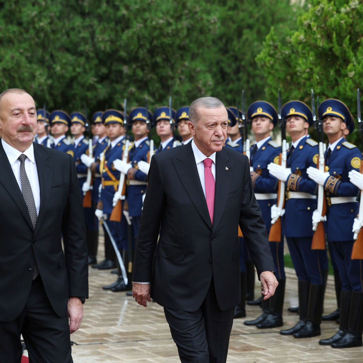 Aserbaidschans Präsident Ilham Aliyev (l) empfängt seinen türkischen Amtskollegen Recep Tayyip Erdogan in Nachtischewan. - Foto: ./Turkish Presidency/AP/dpa