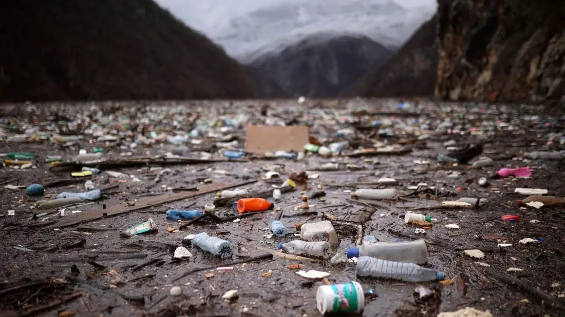 Plastikprodukte landen häufig in der Umwelt. Nun dürfen bestimmte Produkte mit Mikroplastik in der EU nicht mehr verkauft werden. - Bild: Armin Durgut/AP/dpa