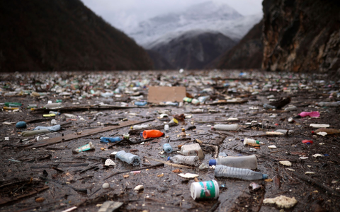 Plastikprodukte landen häufig in der Umwelt. Nun dürfen bestimmte Produkte mit Mikroplastik in der EU nicht mehr verkauft werden. - Foto: Armin Durgut/AP/dpa
