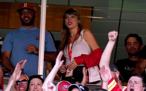 Popstar Taylor Swift (r) verfolgt mit Donna Kelce, Mutter von Travis Kelce, NFL-Spiel zwischen den Kansas City Chiefs und den Chicago Bears. - Foto: Ed Zurga/AP/dpa Popstar Taylor Swift (r) verfolgt mit Donna Kelce, Mutter von Travis Kelce, NFL-Spiel zwischen den Kansas City Chiefs und den Chicago Bears. - Foto: Ed Zurga/AP/dpa