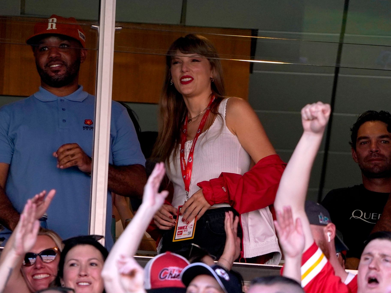 Popstar Taylor Swift (r) verfolgt mit Donna Kelce, Mutter von Travis Kelce, NFL-Spiel zwischen den Kansas City Chiefs und den Chicago Bears. - Foto: Ed Zurga/AP/dpa