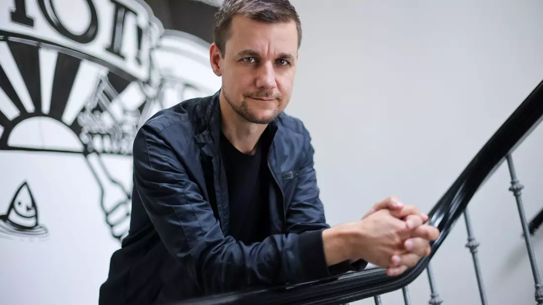 Das neue Buch von Tobias Schlegl beleuchtet unter anderem Arbeitsbedingungen in der Pflege. - Bild: Christian Charisius/dpa