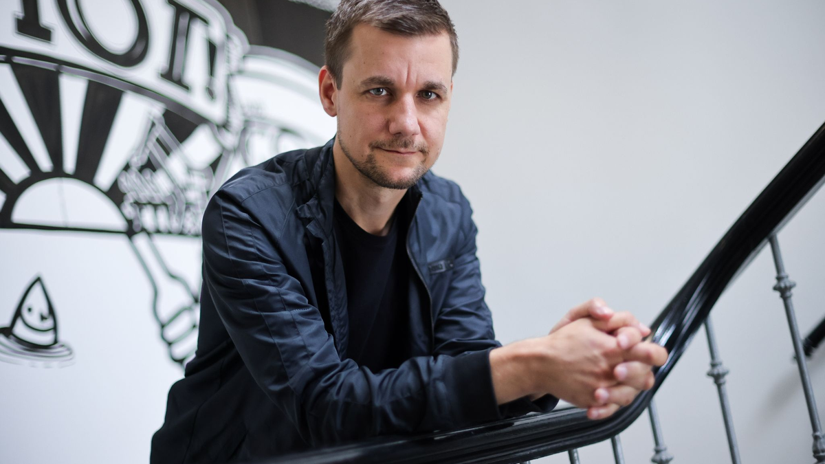 Das neue Buch von Tobias Schlegl beleuchtet unter anderem Arbeitsbedingungen in der Pflege. - Foto: Christian Charisius/dpa