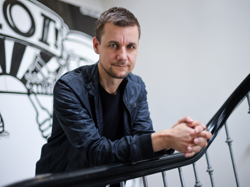 Das neue Buch von Tobias Schlegl beleuchtet unter anderem Arbeitsbedingungen in der Pflege. - Foto: Christian Charisius/dpa