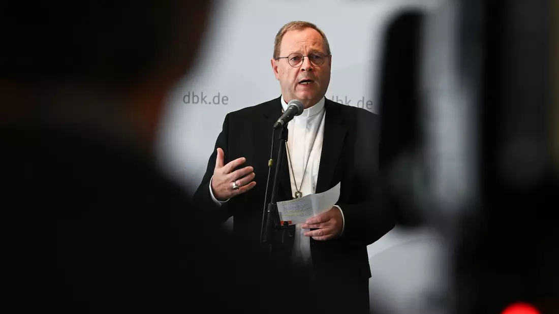Georg Bätzing schwenkt beim Eröffnungsgottesdienst der Herbstvollversammlung in der St. Bonifatius-Kirche das Weihrauchfass. - Bild: Arne Dedert/dpa