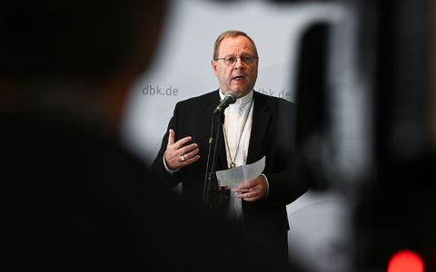 Georg Bätzing schwenkt beim Eröffnungsgottesdienst der Herbstvollversammlung in der St. Bonifatius-Kirche das Weihrauchfass. - Foto: Arne Dedert/dpa