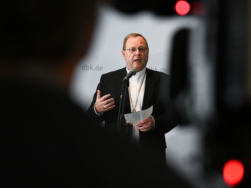 Georg Bätzing schwenkt beim Eröffnungsgottesdienst der Herbstvollversammlung in der St. Bonifatius-Kirche das Weihrauchfass. - Foto: Arne Dedert/dpa
