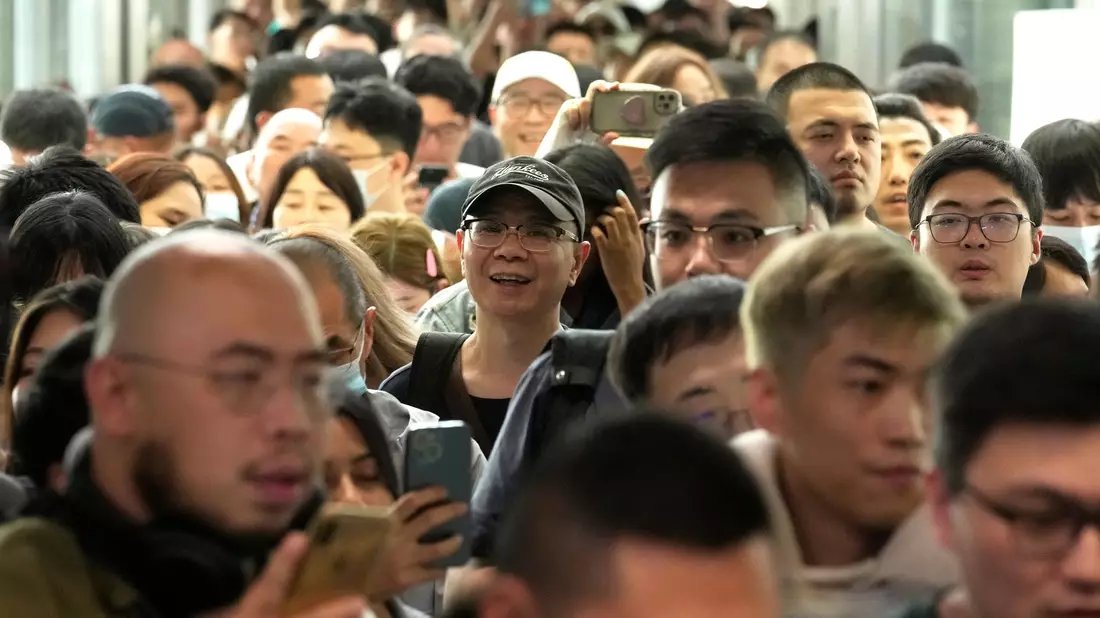 Chinesische Touristen kommen am Flughafen Suvarnabhumi International Airport in der thailändischen Provinz Samut Prakarn an. - Bild: Sakchai Lalit/AP/dpa