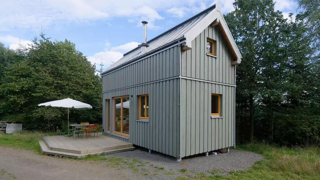 Lisa Gelzhäuser (l) und Timo Gelzhäuser (r) stehen vor einem Muster ihres Tiny Houses: Es sind viele weitere Größen, Varianten, Erweiterungen und Dachformen möglich. - Bild: Henning Kaiser/dpa