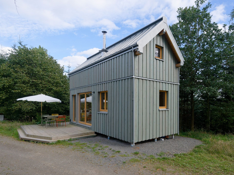 Lisa Gelzhäuser (l) und Timo Gelzhäuser (r) stehen vor einem Muster ihres Tiny Houses: Es sind viele weitere Größen, Varianten, Erweiterungen und Dachformen möglich. - Foto: Henning Kaiser/dpa