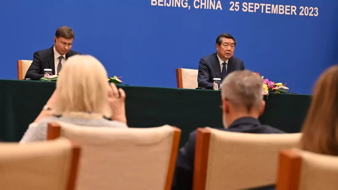 Chinas Vize-Premier He Lifeng (r.) spricht neben EU-Handelskommissar Valdis Dombrovskis auf einer Pressekonferenz nach dem EU-China-Dialog zu Handel und Wirtschaft. - Bild: Johannes Neudecker/dpa