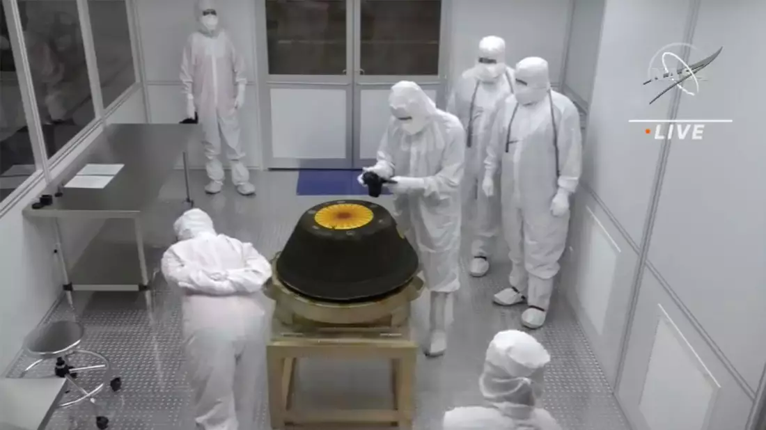 Techniker untersuchen die Probenrückführungskapsel der Nasa-Mission «Osiris-Rex». - Bild: Uncredited/NASA/AP/dpa
