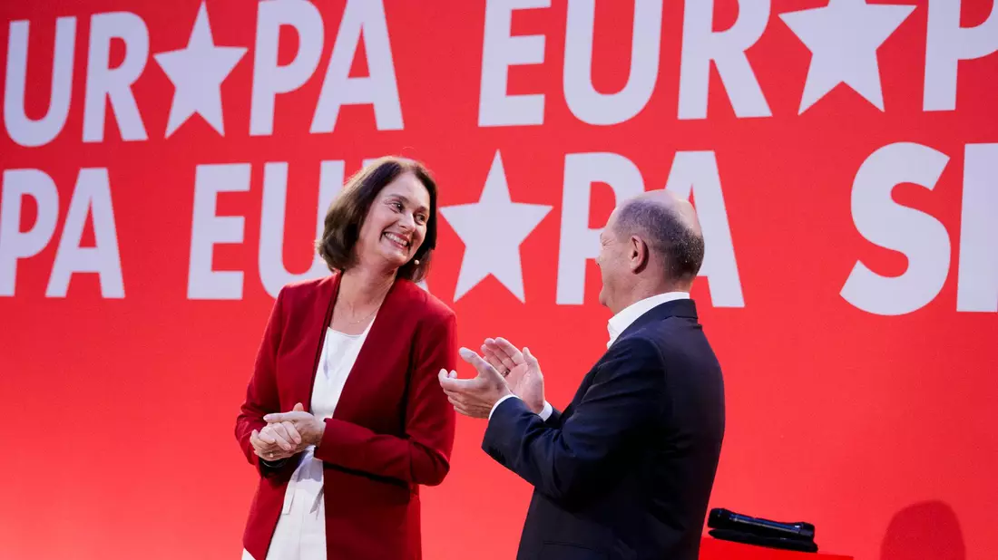 Bundeskanzler Olaf Scholz applaudiert für Katharina Barley, SPD-Spitzenkandidatin für die Europawahl. - Bild: Carsten Koall/dpa
