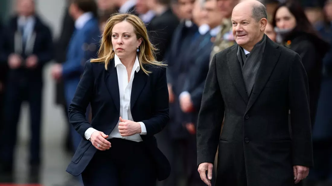 Olaf Scholz (r, SPD) mit Giorgia Meloni in Berlin: Die Rechtspolitikerin hat sich in einem Brief an den Bundeskanzler gewandt. - Bild: Bernd von Jutrczenka/dpa