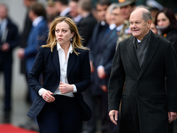 Olaf Scholz (r, SPD) mit Giorgia Meloni in Berlin: Die Rechtspolitikerin hat sich in einem Brief an den Bundeskanzler gewandt. - Foto: Bernd von Jutrczenka/dpa