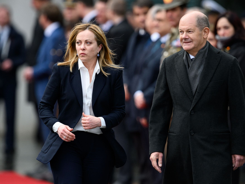 Olaf Scholz (r, SPD) mit Giorgia Meloni in Berlin: Die Rechtspolitikerin hat sich in einem Brief an den Bundeskanzler gewandt. - Foto: Bernd von Jutrczenka/dpa