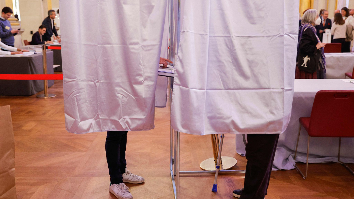 Wahlkabinen für die französischen Senatswahlen im Pariser Rathaus. - Foto: Geoffroy Van Der Hasselt/AFP/dpa