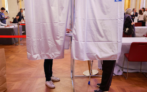 Wahlkabinen für die französischen Senatswahlen im Pariser Rathaus. - Foto: Geoffroy Van Der Hasselt/AFP/dpa