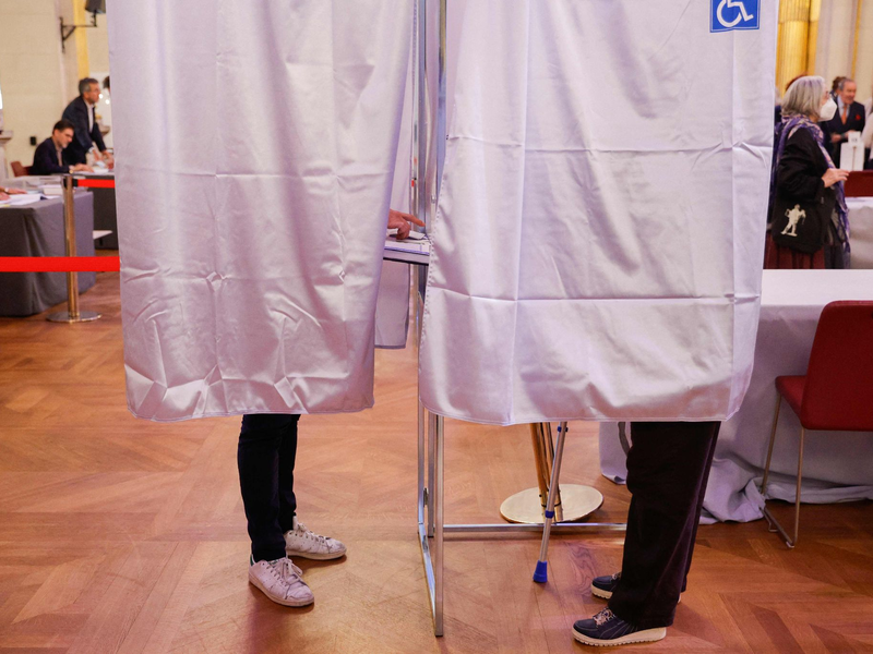 Wahlkabinen für die französischen Senatswahlen im Pariser Rathaus. - Foto: Geoffroy Van Der Hasselt/AFP/dpa