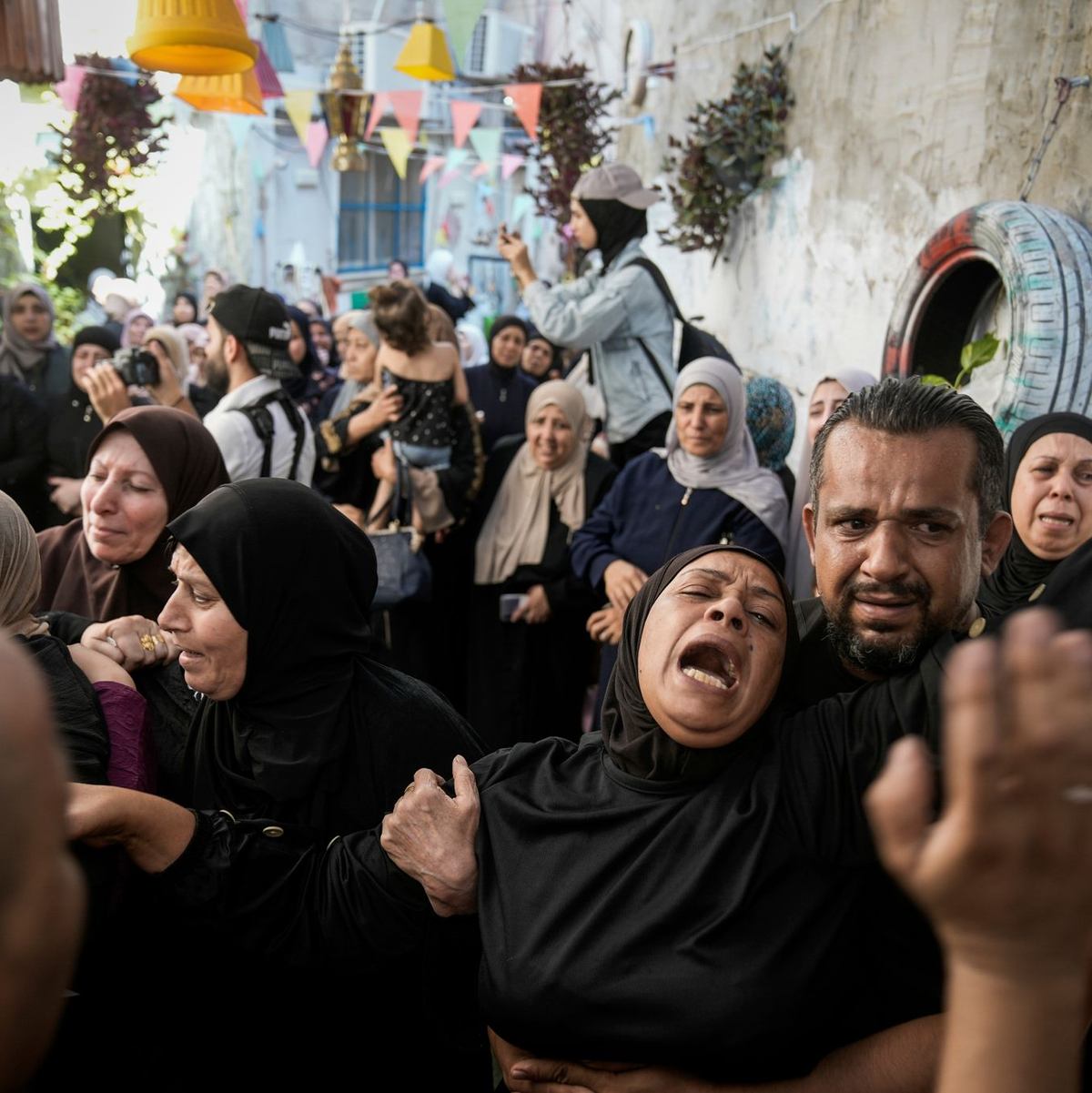 Menschen trauern während der Beerdigung von zwei Palästinensern im Flüchtlingslager Nur Shams. - Foto: Majdi Mohammed/AP/dpa