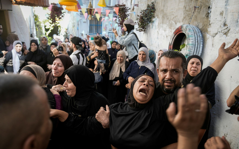 Menschen trauern während der Beerdigung von zwei Palästinensern im Flüchtlingslager Nur Shams. - Foto: Majdi Mohammed/AP/dpa