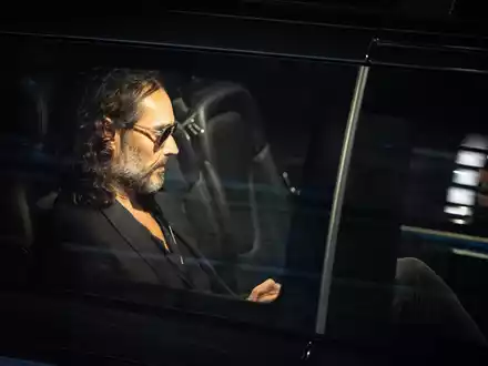Britische Medien berichten über Vorwürfe mehrerer Frauen gegen Russell Brand wegen Vergewaltigung, körperlicher Übergriffe und emotionalen Missbrauchs. - Foto: James Manning/PA Wire/dpa